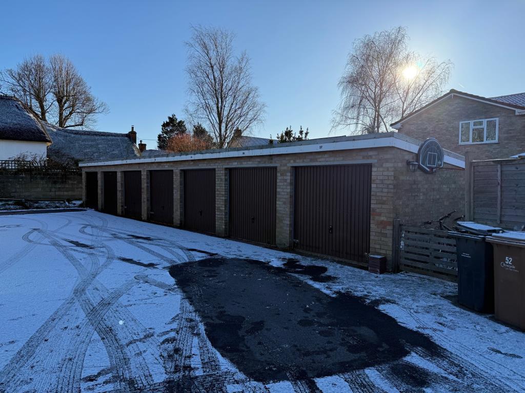 Lot: 10 - GARAGE SITE WITH 10 LOCK-UP GARAGES - Six lock up garages